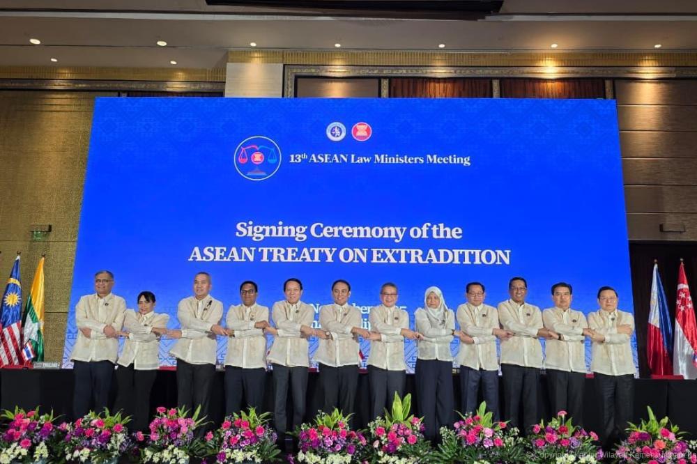 Menteri Hukum Indonesia Supratman Andi Agtas (ketiga dari kanan) bersama para menteri hukum negara anggota ASEAN dalam Pertemuan Menteri Hukum ASEAN ke-13 (ALAWMM) di Manila, Filipina, Jumat (14/11).