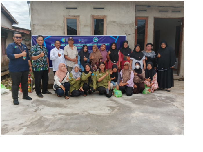 EDUKASI: Pengabmas Dosen Jurusan Kesehatan Lingkungan Poltekkes Pontianak di Desa Ambawang Kuala dalam bentuk edukasi, pelatihan dan pemasangan percontohan septictank PVC Tripikon Triple-Tank.