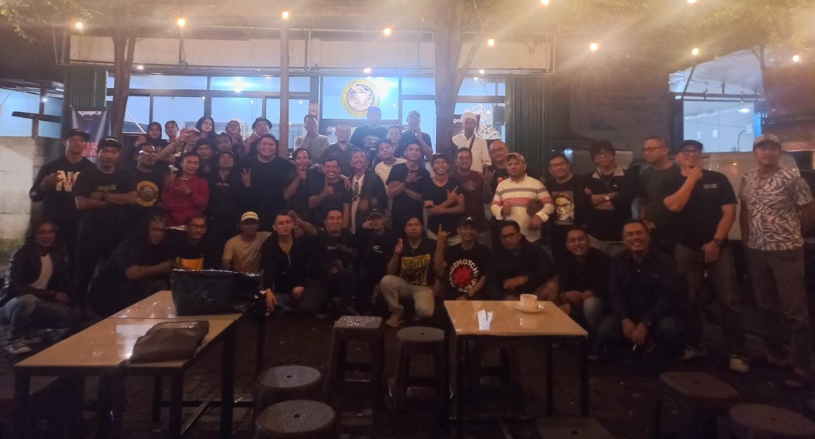 FOTO BERSAMA: Sejumlah komunitas musisi di Kota Pontianak dalam kegiatan Ruang Sinergi Musisi yang digelar, Kamis (13/9) malam.