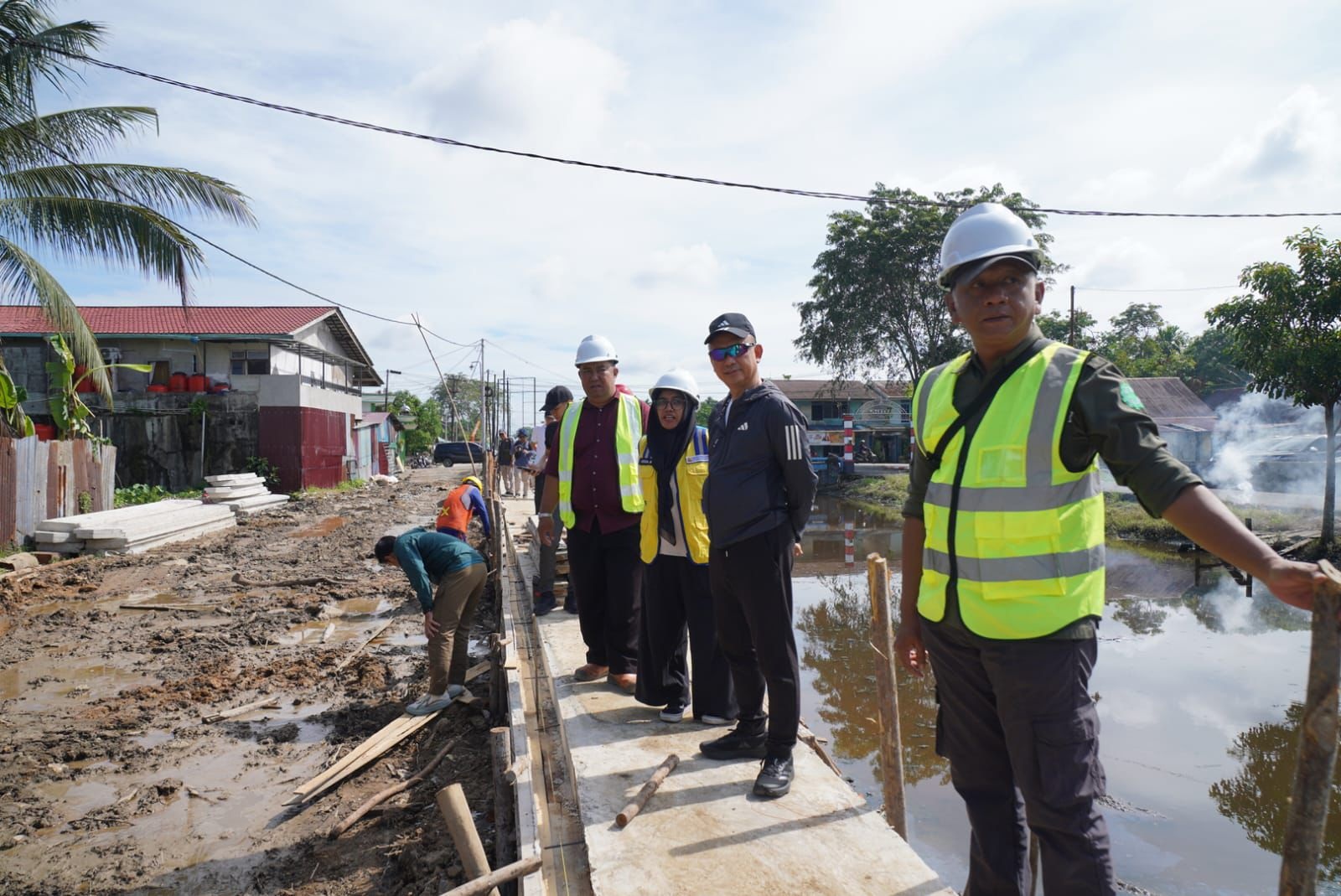 TINJAU: Wali Kota Pontianak Edi Rusdi Kamtono meninjau progres pembangunan turap di Parit Sungai Jawi Jalan Paralel Pal Lima.
