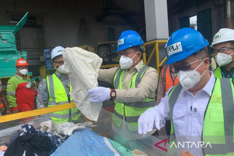 PERIKSA: Menteri Perdagangan Budi Santoso memeriksa pakaian-pakaian bekas impor yang siap dimusnahkan di Nambo, Kabupaten Bogor, Jawa Barat pada Jumat (14/11).