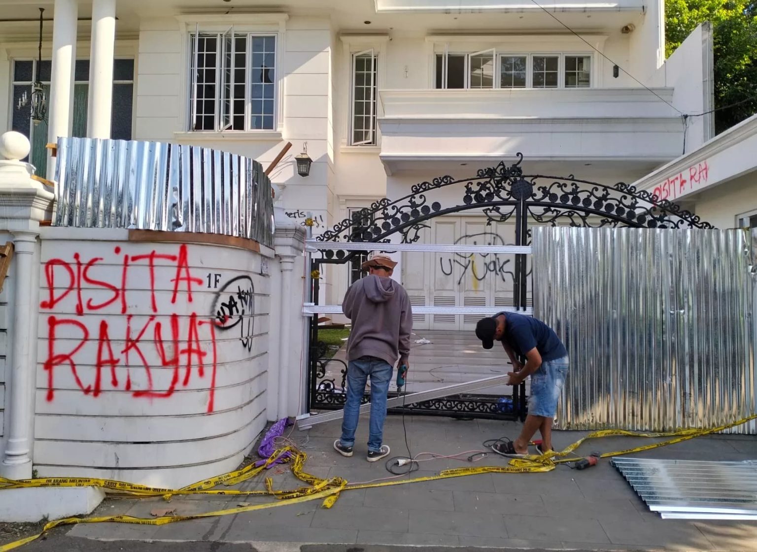 Rumah Uya Kuya ditutup dengan seng gelombang.