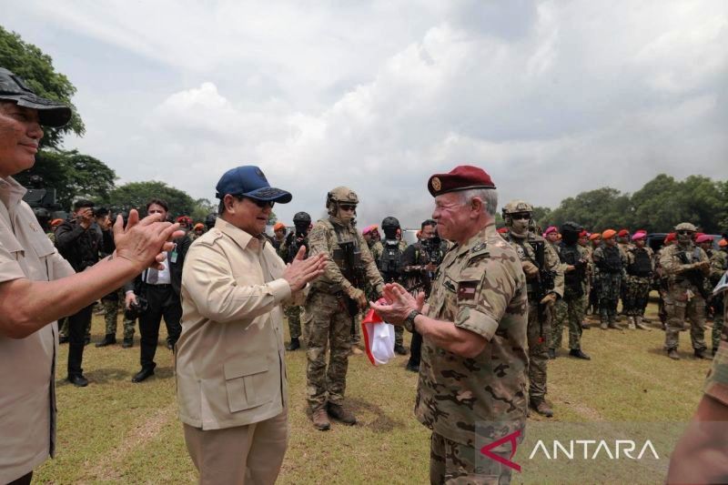 KOMPAK: Presiden Prabowo bersama Raja Yordania, Raja Abdullah II ibn Al-Hussein menyaksikan demonstrasi drone TNI dan Angkatan Bersenjata Yordania di Lapangan Tembak Brigif 1 Parako Korps Pasgat.