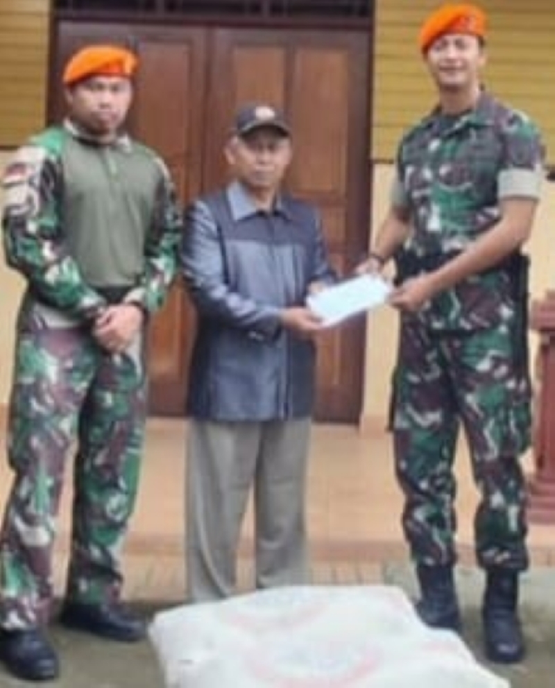 Satgas Korpasgat Moanemani bantu bahan bangunan untuk masjid dan gereja di Dogiyai sebagai dukungan pembangunan fasilitas ibadah.
