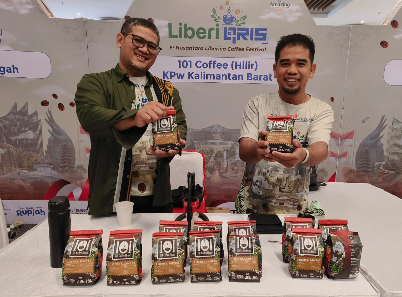Perwakilan Kelompok Tani Batu Layar Sejahtera memperkenalkan kopi Liberika Sendoyan pada LiberiQRIS: Nusantara Liberica Coffee Festival di IKN, didampingi Bank Indonesia Kalbar.