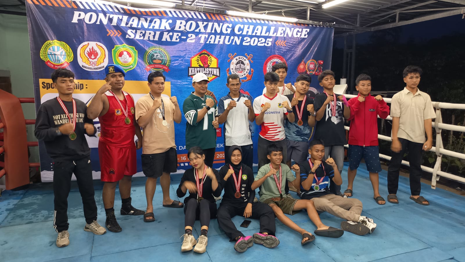 125 atlet dari 12 sasana di Kalbar berfoto sebelum berlaga di Kejuaraan Pontianak Boxing Challenge.