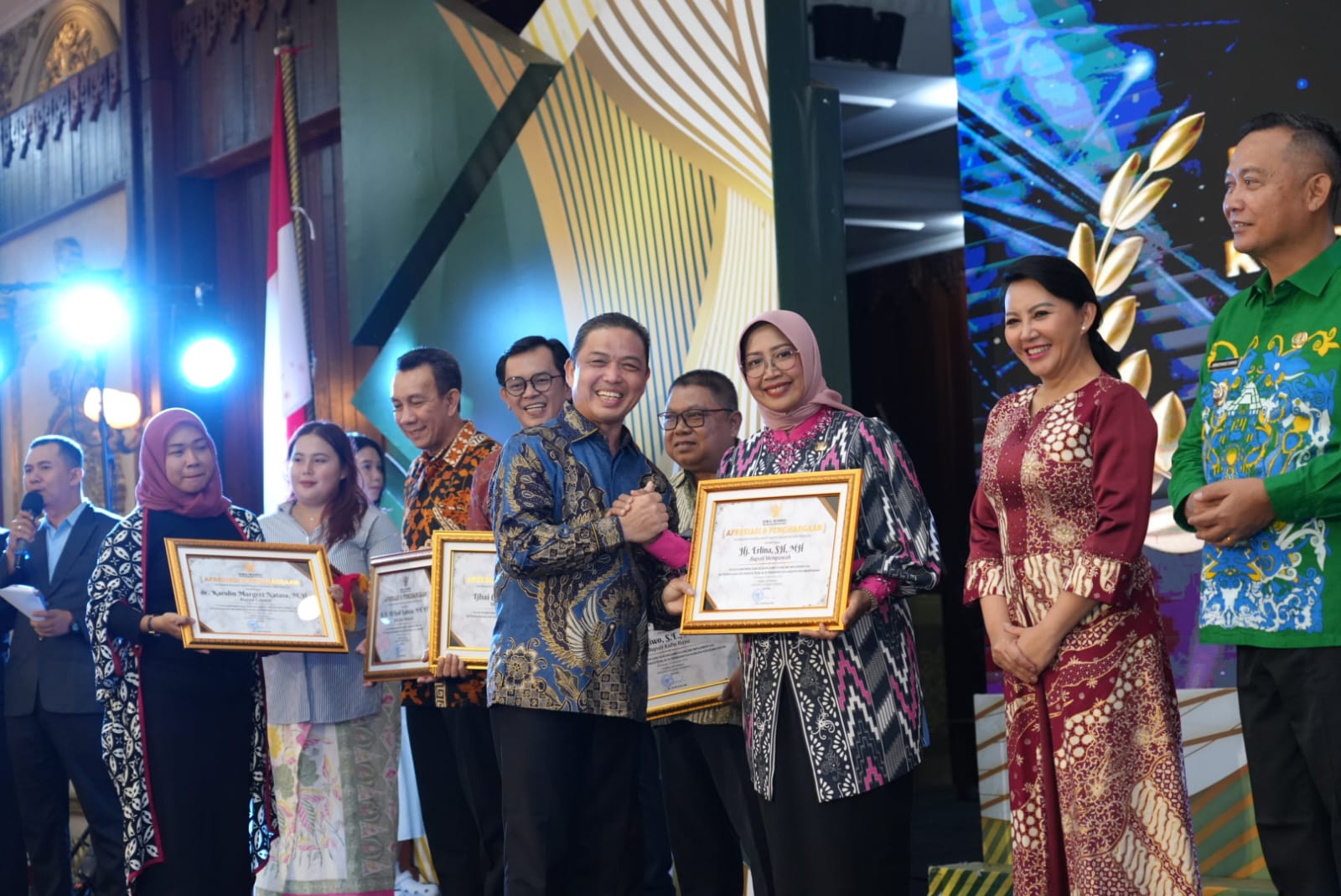 Gubernur Kalbar Ria Norsan saat menyerahkan penghargaan kepada badan publik terkait keterbukaan informasi.