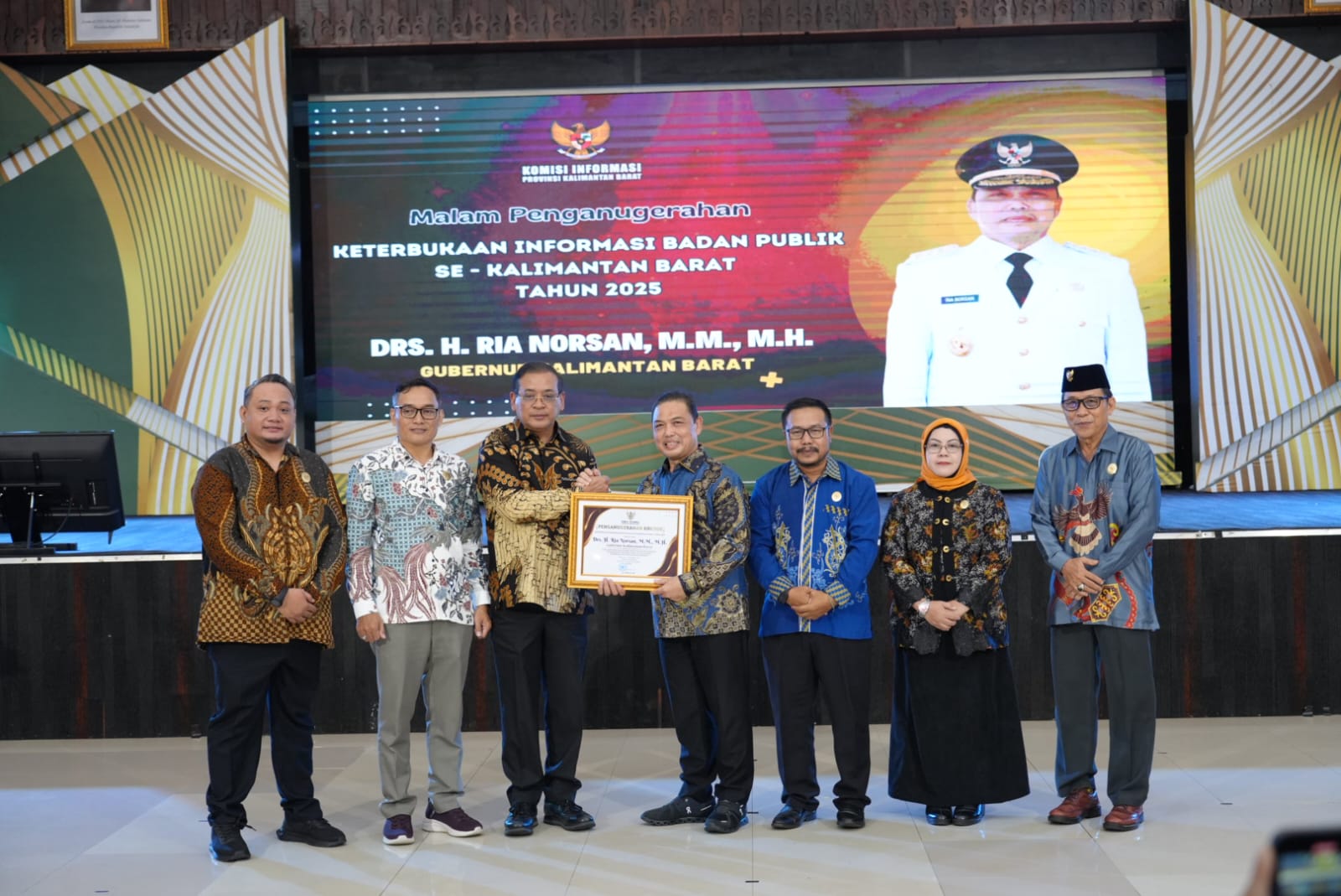 Gubernur Kalimantan Barat Ria Norsan menerima penghargaan pada Malam Penganugerahan Keterbukaan Informasi Publik 2025 yang digelar Komisi Informasi Kalbar di Pendopo Gubernur, Jumat (14/11/2025).