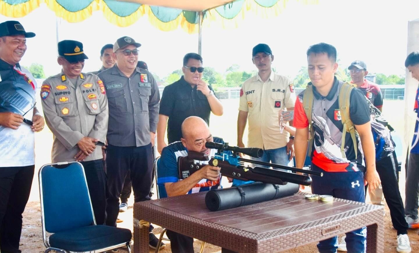 Sekda Sintang Kartiyus saat membuka turnamen menembak KTF 2025 di Stadion Baning