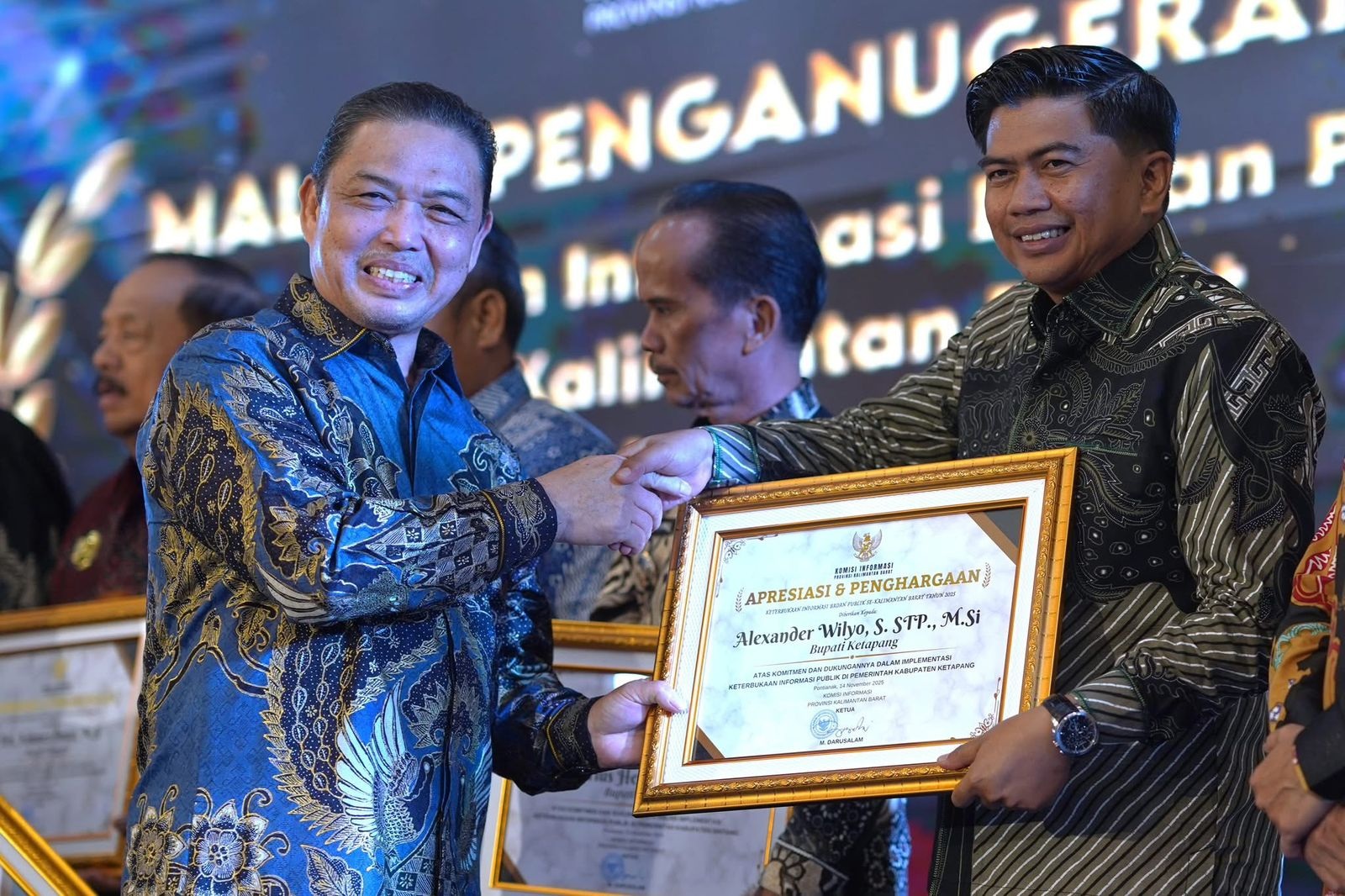 Gubernur Kalbar, Ria Norsan, menyerahkan penghargaan kepada Bupati Ketapang dan diterima oleh Kadiskominfo Ketapang, Doni Andriawan, Jumat (14/11).