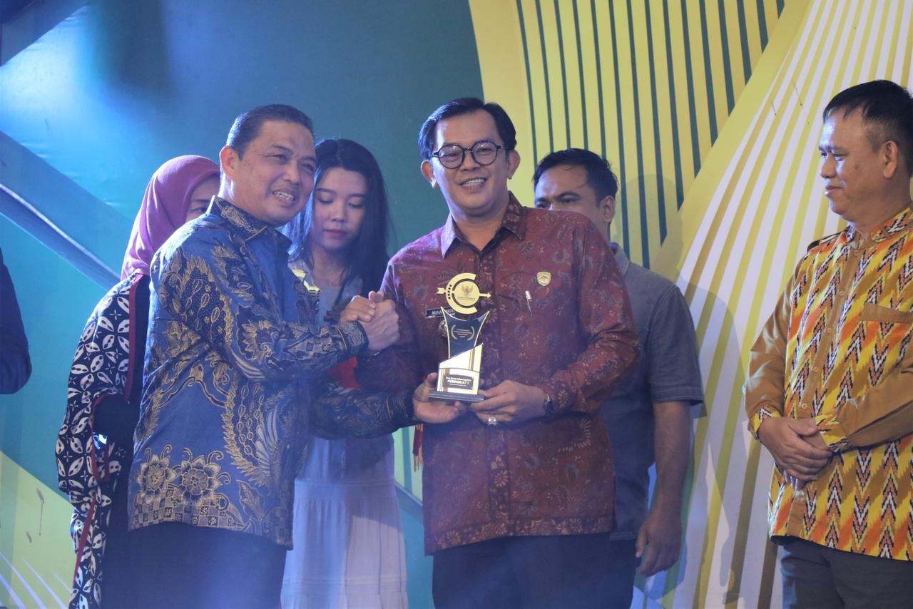 Wakil Walikota Singkawang Muhammadin menerima Penganugerahan Keterbukaan Informasi Publik Kalimantan Barat 2025, Singkawang ditetapkan sebagai Juara I kategori Pemerintah Daerah Kabupaten/Kota