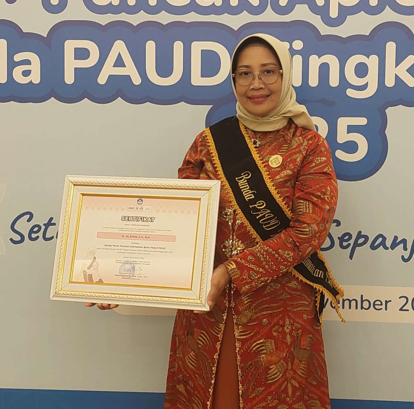 PENGHARGAAN: Bunda PAUD Kalbar Erlina menunjukan penghargaan yang diterimanya.