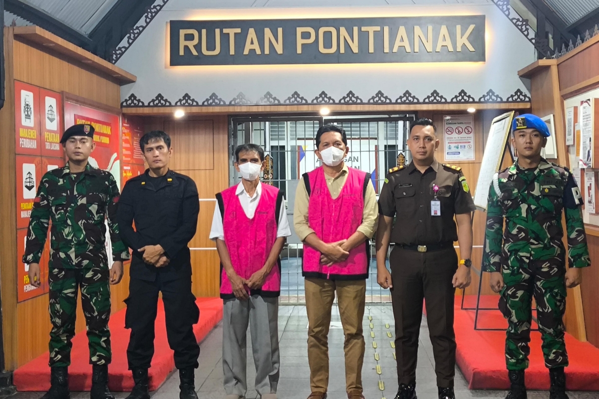 Penahanan dua tersangka dugaan kasus korupsi dana hibah pembangunan gedung SMA Mujahidin pada Rabu (12/11).