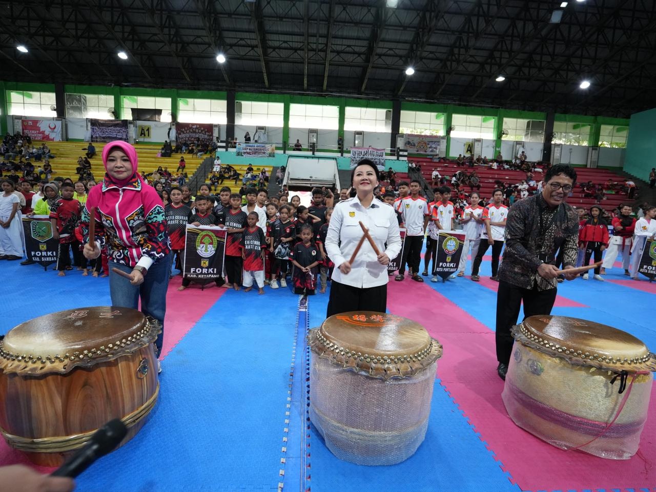 Karolin Margret Natasa membuka Open Karate Championship Kalbar 2025 di GOR Pangsuma Pontianak.