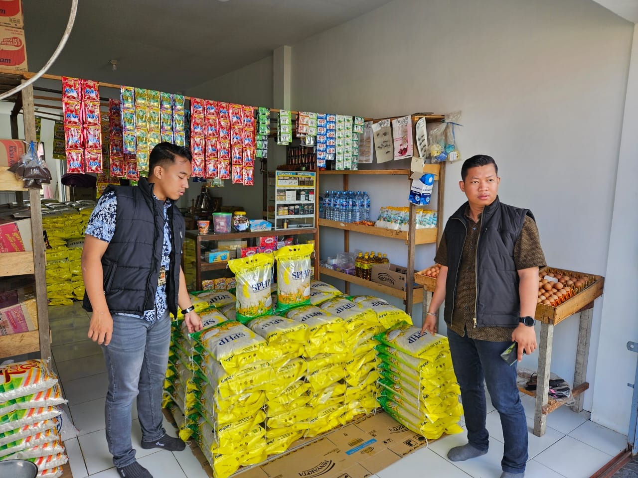 Petugas Satgas Ketahanan Pangan Polres Kubu Raya memeriksa harga dan stok beras di Pasar Tradisional Parit Baru.