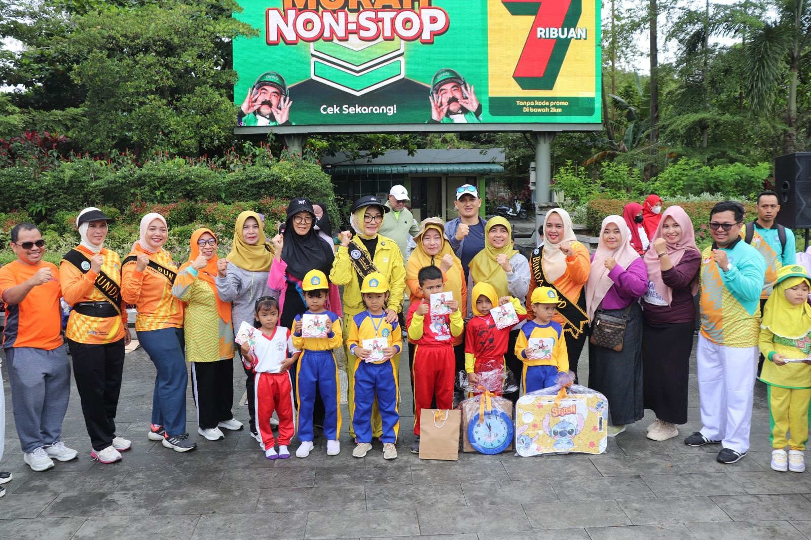 SOSIALISASI: Bunda PAUD Kota Pontianak Yanieta Arbiastutie Kamtono saat sosialisasi PAUD Wajib Belajar 13 tahun di Taman Digulis.