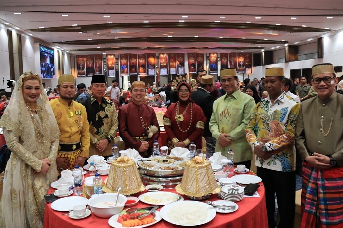 ULTAH KKSS: Gubernur Kalbar, Ria Norsan,bersama Ketua TP PKK Provinsi Kalbar,Erlina Norsan, menghadiri Perayaan Hari Ulang Tahun ke-49 Kerukunan Keluarga Sulawesi Selatan (KKSS) di Claro Hotel Makassa