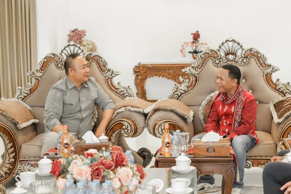 Bupati Ketapang Alexander Wilyo menerima kunjungan Bupati Ngada Raymundus Bena di Rumah Jabatan Bupati Ketapang