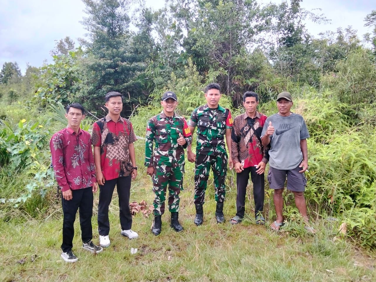 Koramil Jongkong berkoordinasi dengan petugas Koperasi Merah Putih guna mempercepat pembangunan gerai desa.  / Ist