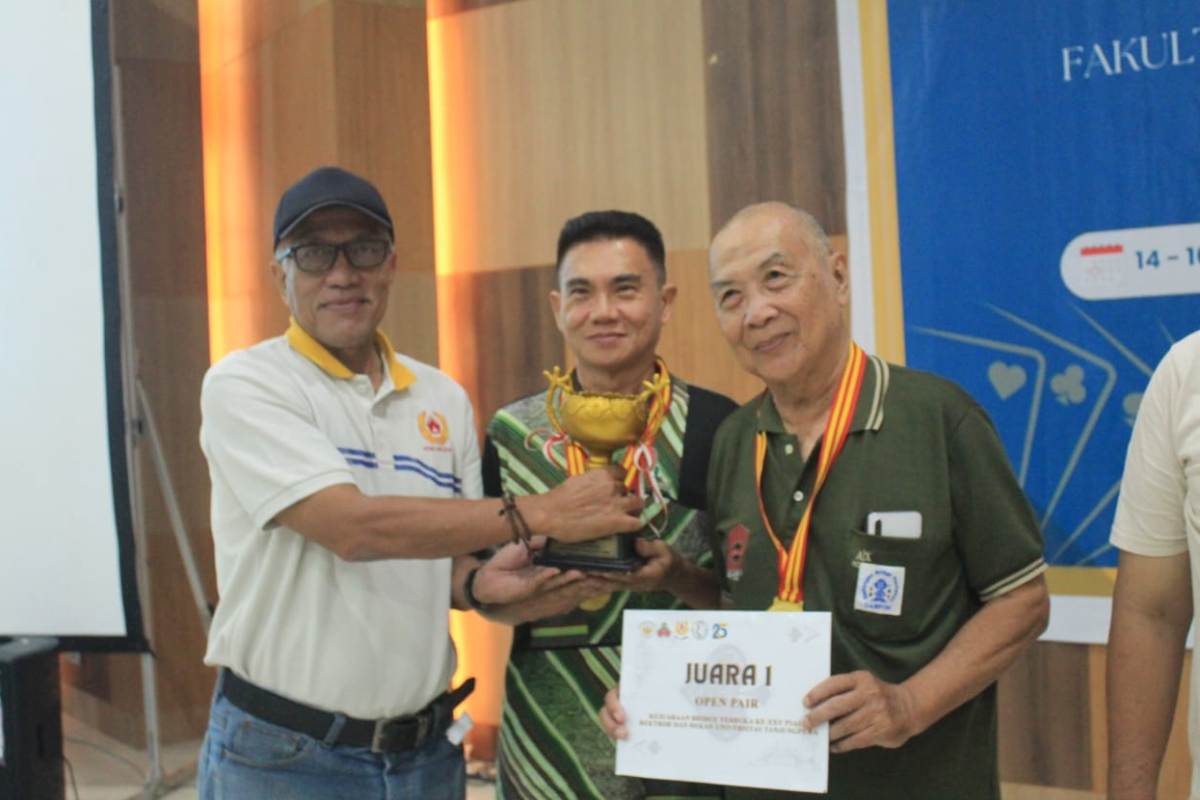 Penutupan Kejuaraan Bridge Terbuka memperebutkan Piala Rektor dan Dekan Fakultas Teknik Universitas Tanjungpura (UNTAN) pada Minggu (16/11) sore.