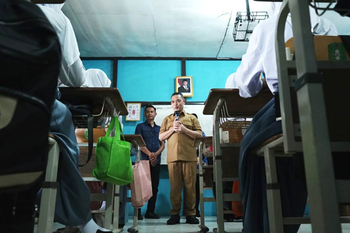 Gubernur Kalimantan Barat Ria Norsan berkunjung SMK N 1 Ketapang, Senin (17/11). Dalam kunjungan ini membahas tentang program sekolah Advokasi sekaligus memantau langsung Makanan Bergizi Gratis (MBG).