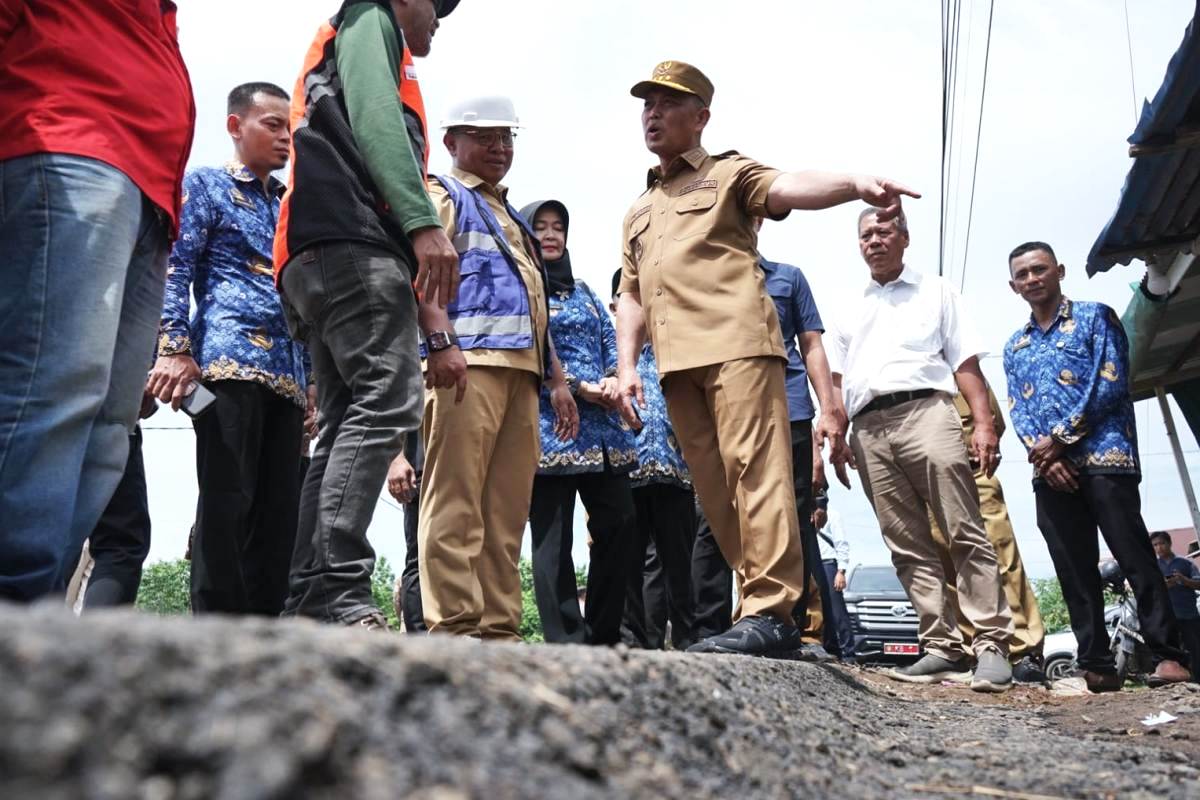 Gubernur Kalimantan Barat Ria Norsan didampingi Kepala Dinas PUPR Provinsi Kalbar Iskandar Zulkarnaen meninjau progres perbaikan jalan Ketapang-Pesaguan.