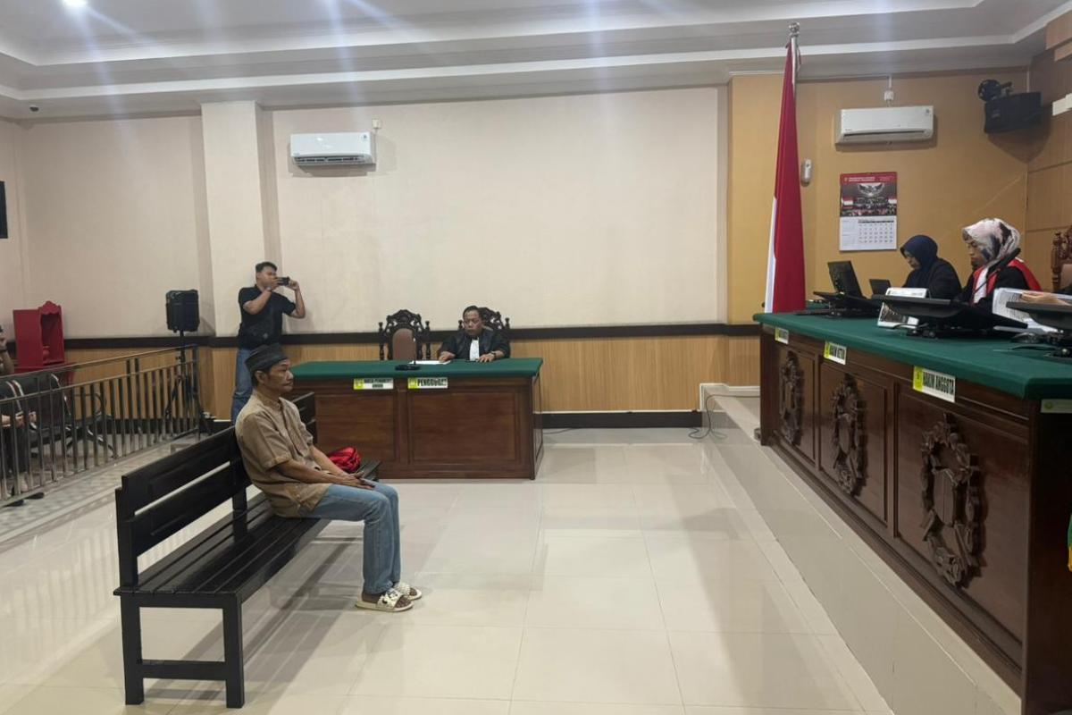 Sidang pembacaan putusan kasus pembunuhan bocah Rafa Fauzan dengan terdakwa Uray Guna Abadi di ruang sidang pengadilan Negeri Singkawang, Senin (17/11).