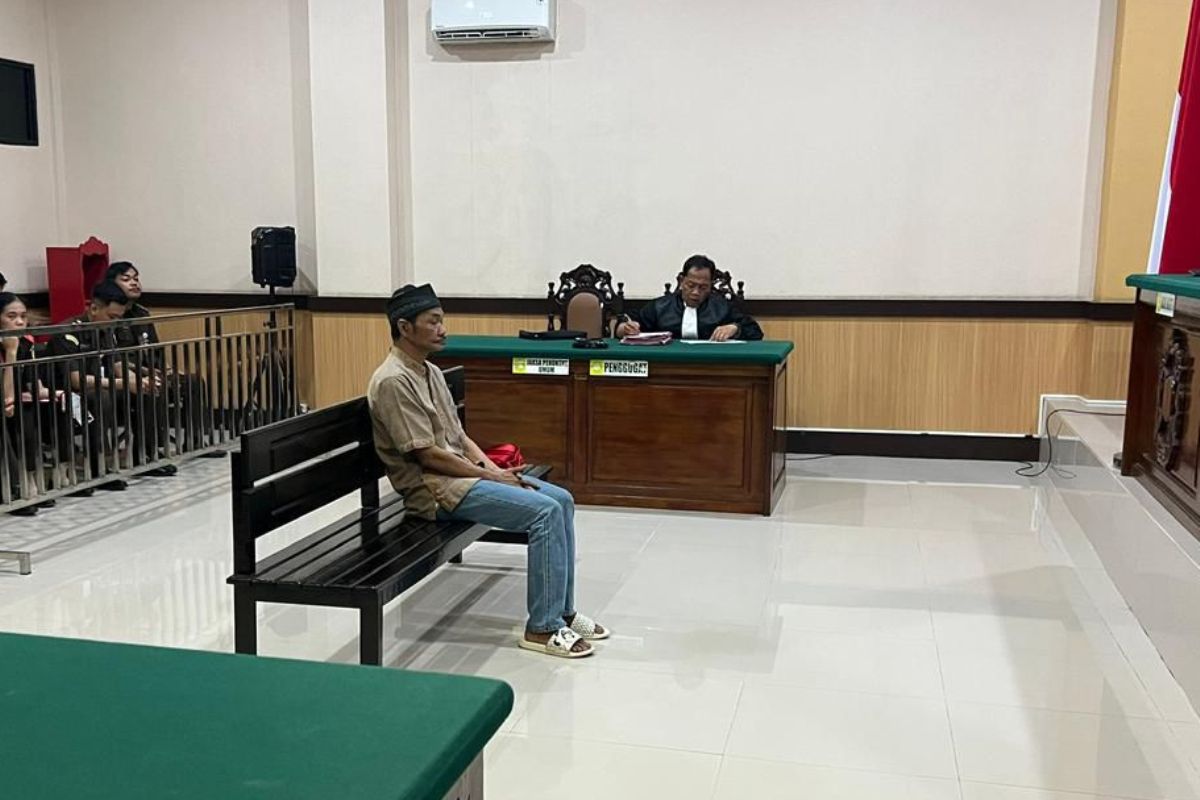 Sidang pembacaan putusan kasus pembunuhan bocah Rafa Fauzan dengan terdakwa Uray Guna Abadi di ruang sidang pengadilan Negeri Singkawang, Senin (17/11).