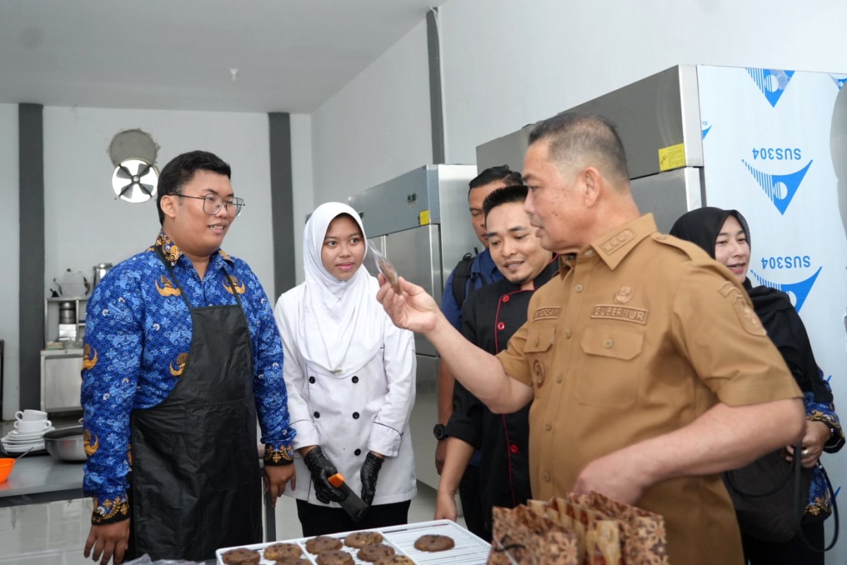 Gubernur Kalimantan Barat Ria Norsan saat meninjau aktivitas di dapur MBG di Ketapang.