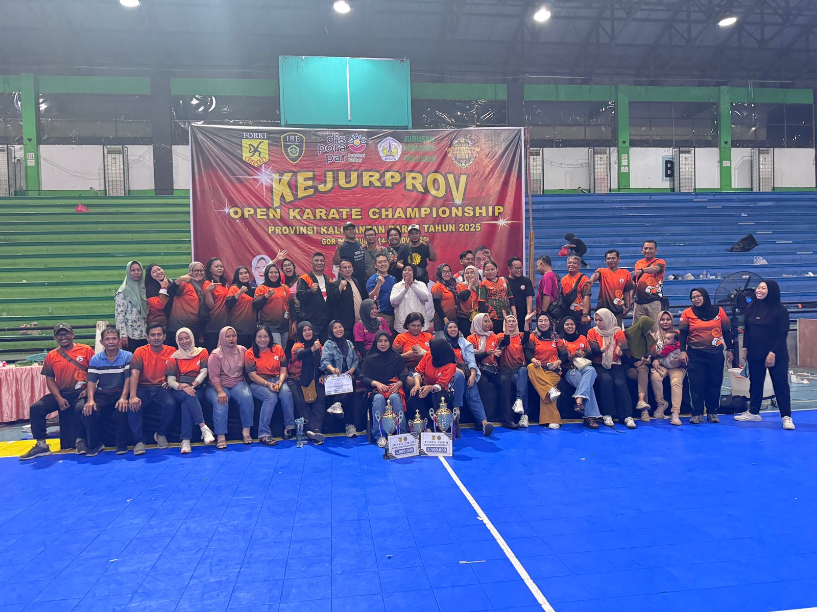 Tim karate Kabupaten/Kota berpose bersama usai meraih sejumlah gelar pada KEJURPROV Open Karate Championship Kalimantan Barat 2025 di GOR Pangsuma Pontianak.