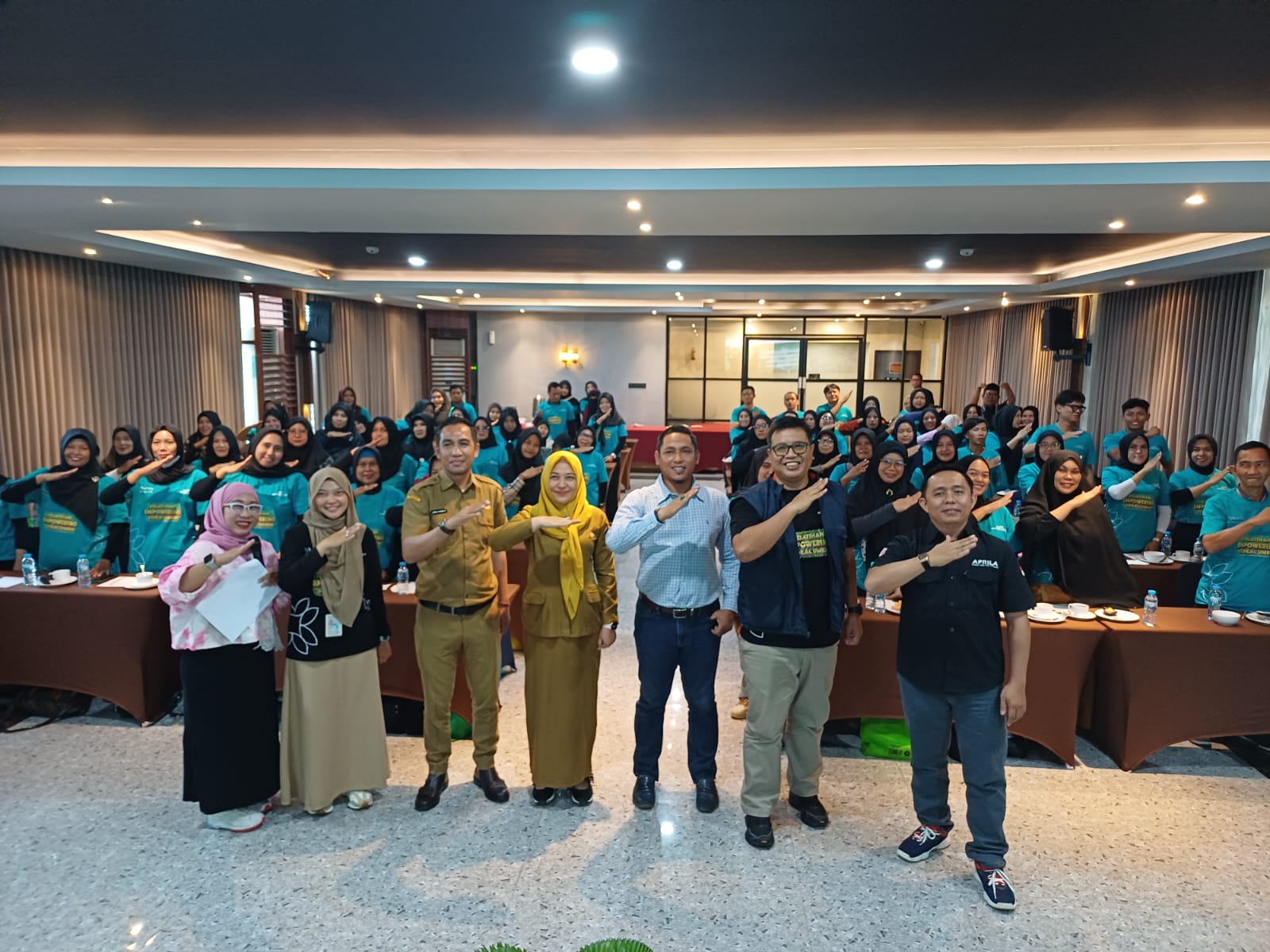 Ph General Manager Bandara Internasional Supadio, Mohammad Arifin (tiga dari kanan), berfoto bersama para pemateri usai Pelatihan Digital Content dan Digital Financial Management &ldquo;Empowering Local&rdquo;