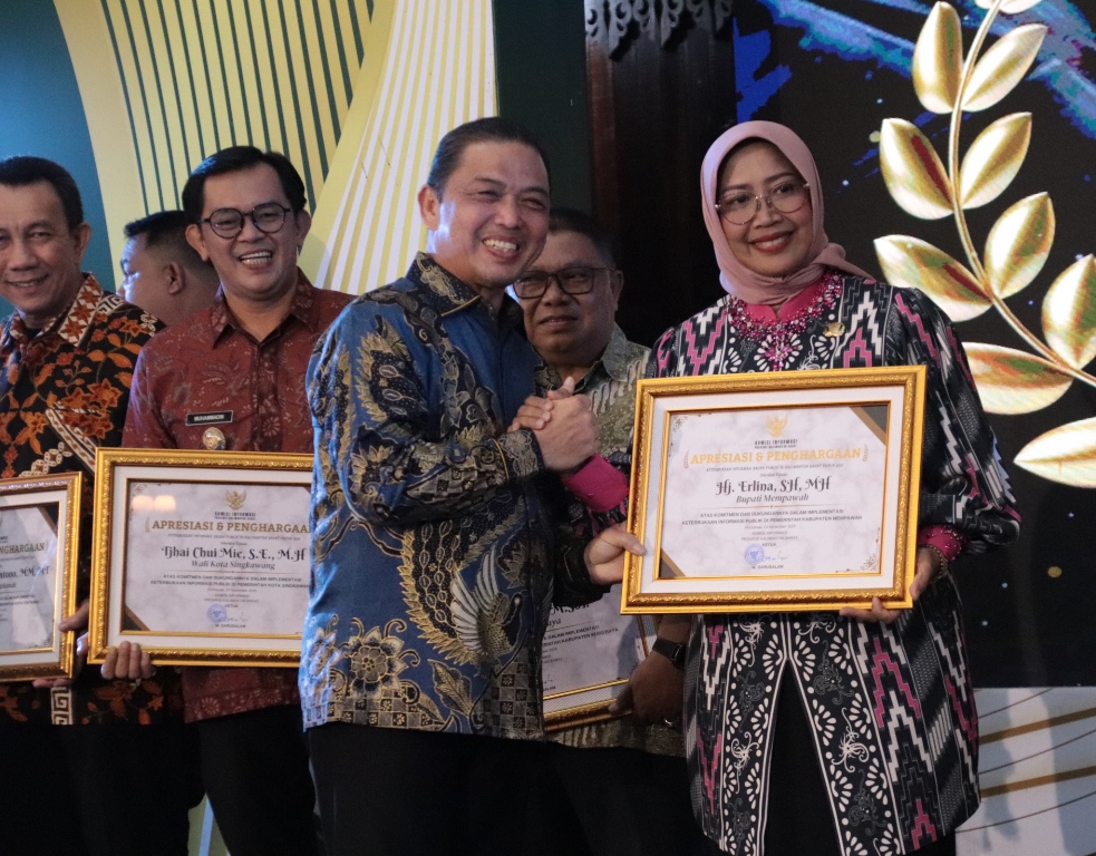 PENYERAHAN: Bupati Erlina menerima penghargaan KIP yang diserahkan oleh Gubernur Ria Norsan.