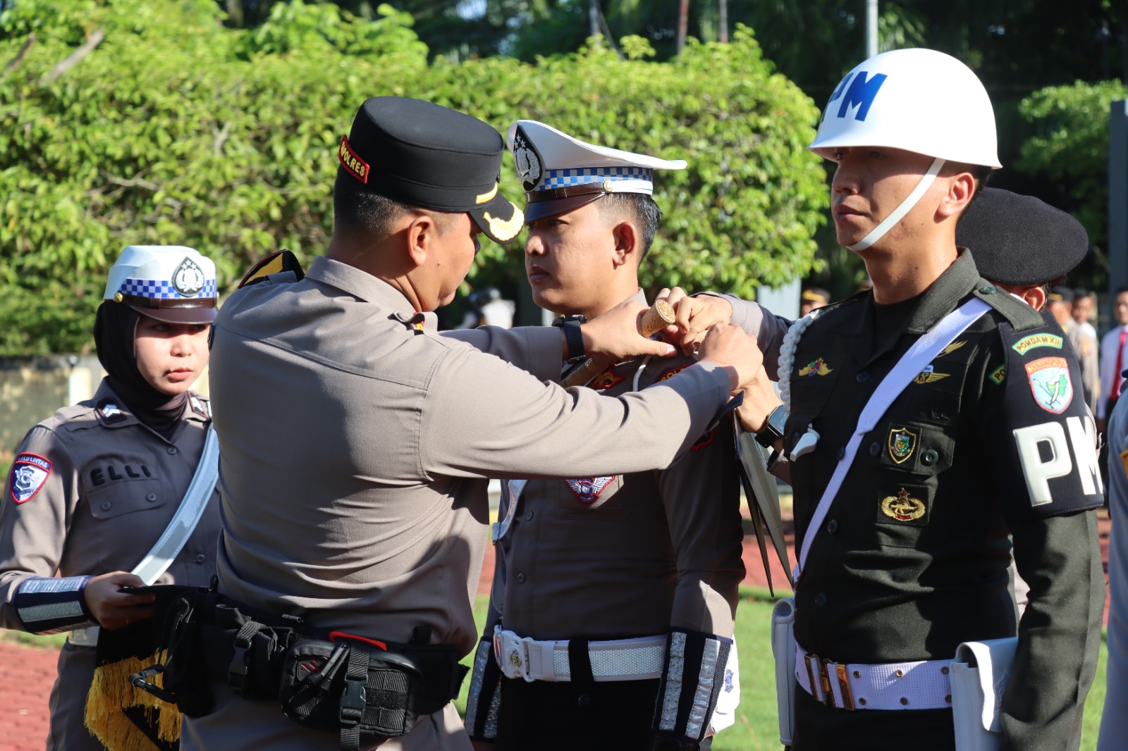 GABUNGAN: Kapolres AKBP Jonathan David menyematkan pita kepada personel gabungan Ops Zebra Kapuas 2025