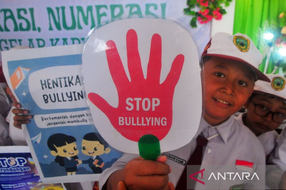 Siswa membawa poster kampanye penghentian perundungan di sekolah di Madrasah Ibtidaiyah Darul Ulum 2 Ngembalrejo, Bae, Kudus, Jawa Tengah.