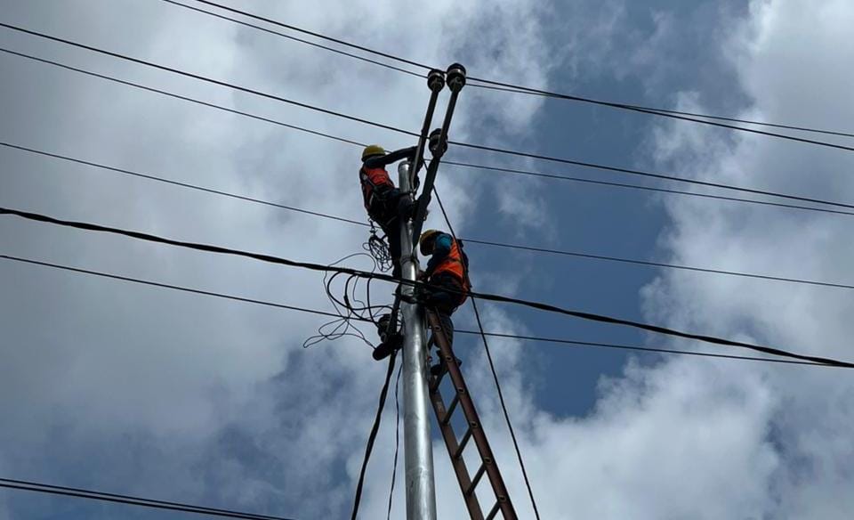 Petugas Pelayanan Teknik ULP Sanggau Kota sedang melakukan pekerjaan pemeliharaan jaringan distribusi. Kegiatan ini dilakukan untuk menjaga kehandalan jaringan listrik.