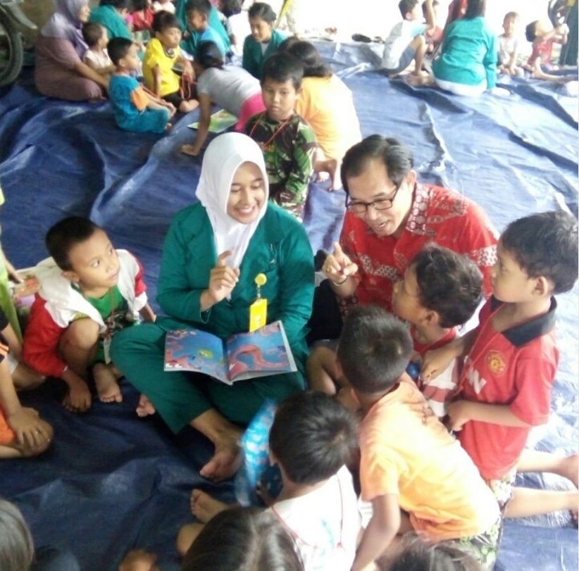 DEDIKASI: Michael Leksodimulyo dalam program mobil pintar untuk mengajar anak-anak gemar membaca.
