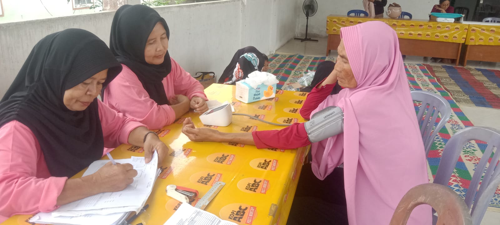 ANTUSIAS: Seorang lansia mengikuti cek kesehatan gratis di Posbindu Teluk Kapuas untuk memantau kondisi tubuh sejak dini.