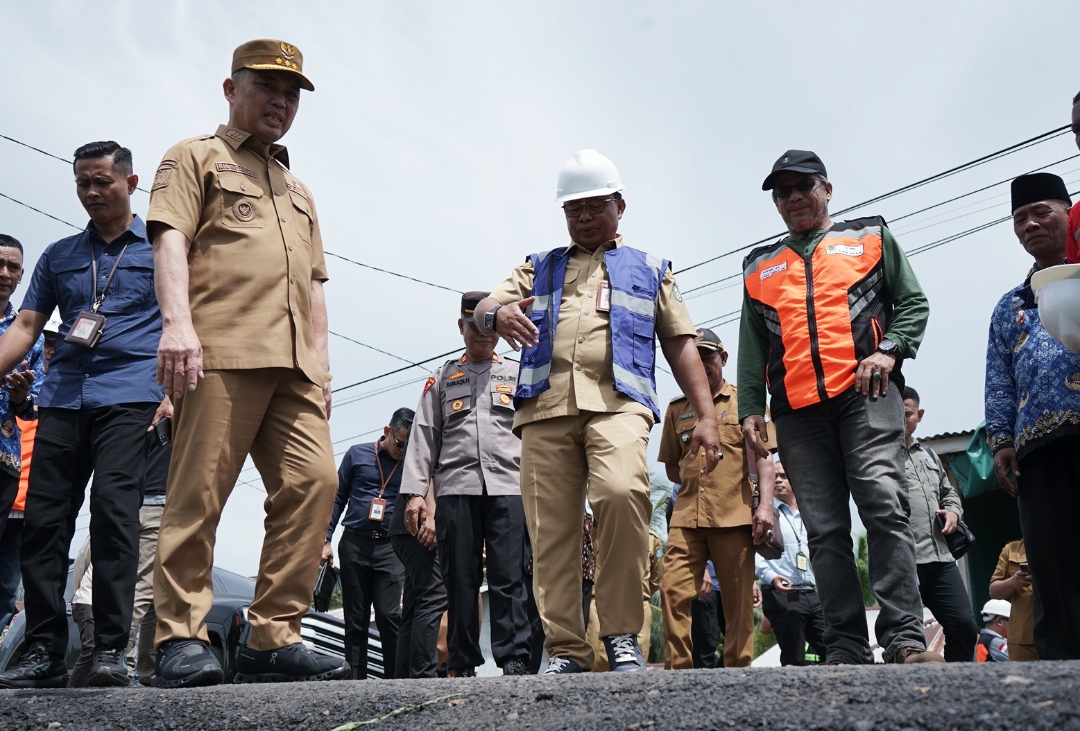 TINJAU JALAN: Gubernur Kalimantan Barat Ria Norsan didampingi Kepala Dinas PUPR Provinsi Kalbar Iskandar Zulkarnaen meninjau progres perbaikan jalan Ketapang-Pesaguan.