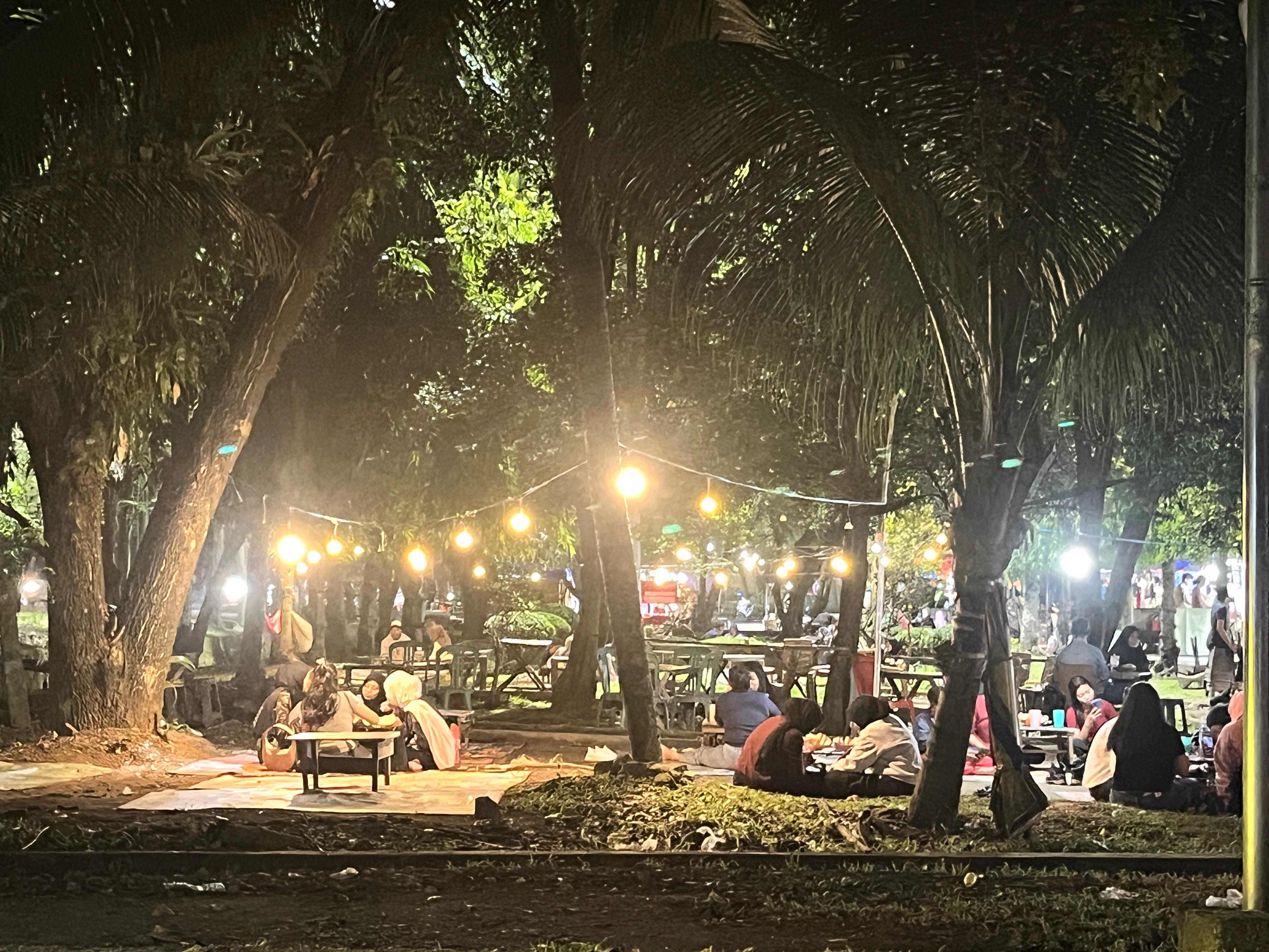 PEDAGANG: Pedagang di Taman Akcaya saat berinteraksi dengan pembelinya.