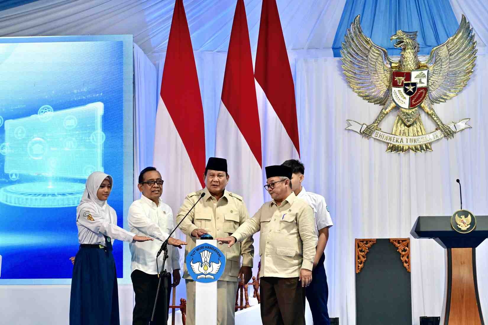 DIGITALISASI: Presiden Prabowo didampingi Mendikdasmen Abdul Mu