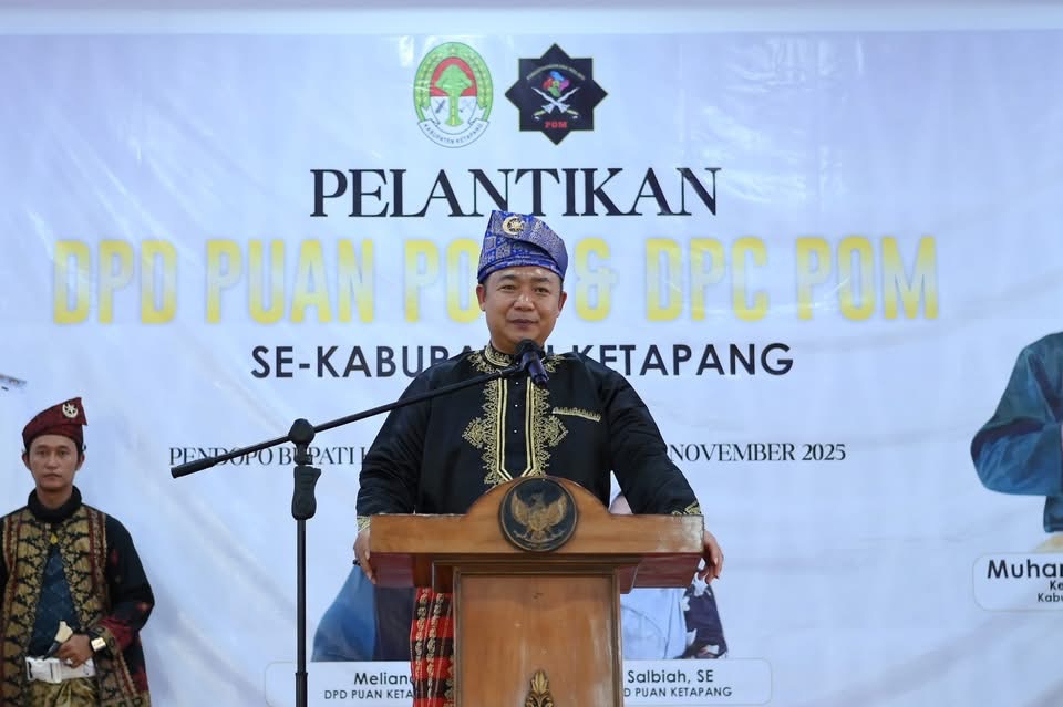 Bupati Ketapang, Alexander Wilyo, memberikan arahan saat menghadiri pelantikan DPD POM Ketapang, Sabtu (15/11) lalu.