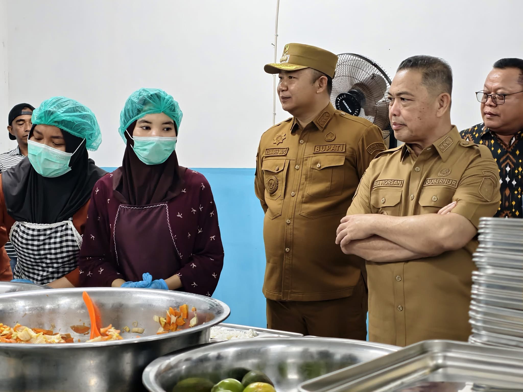 TINJAU SPPG : Gubernur Kalbar, Ria Norsan, didampingi Bupati Ketapang, Alexander Wilyo, meninjau SPPG di Payak Kumang, Ketapang, Senin (17/11).