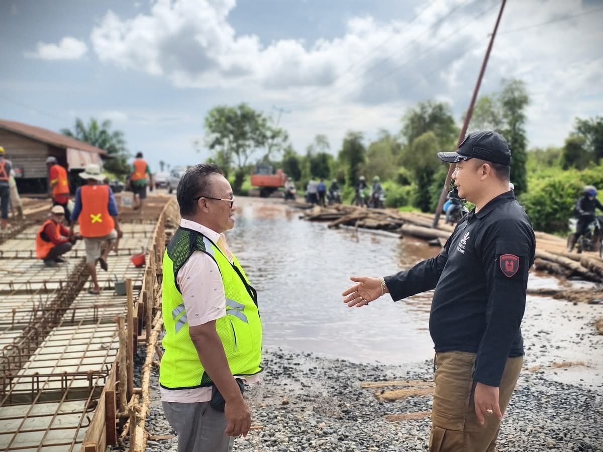Bupati Ketapang, Alexander Wilyo, meninjau progres pembangunan konstruksi tiang panjang di ruas Jalan Pelang - Batu Tajam, Minggu (16/11).