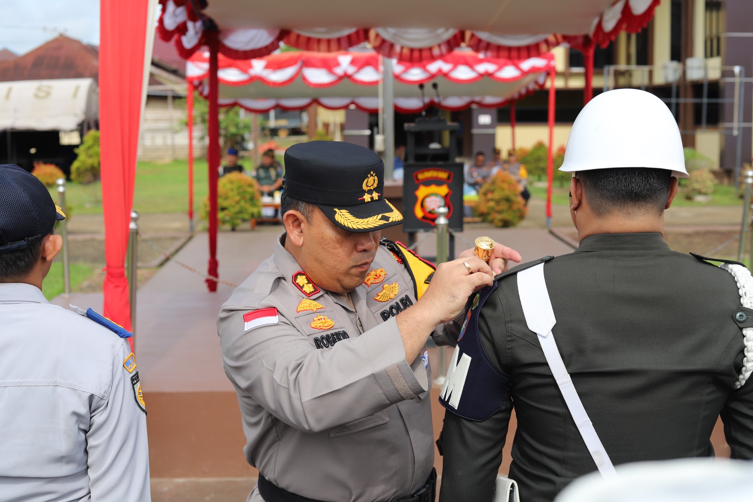 Kapolres Kapuas Hulu AKBP Roberto Aprianto Uda saat memasang pita sebagai tanda dimulainya operasi zebra Kapuas di Kapuas Hulu.