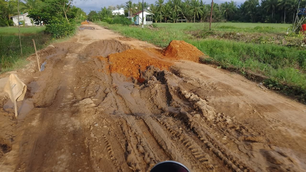 Jalan rusak di Desa Banyu Abang, Teluk Batang, Kayong Utara, Kalimantan Barat.