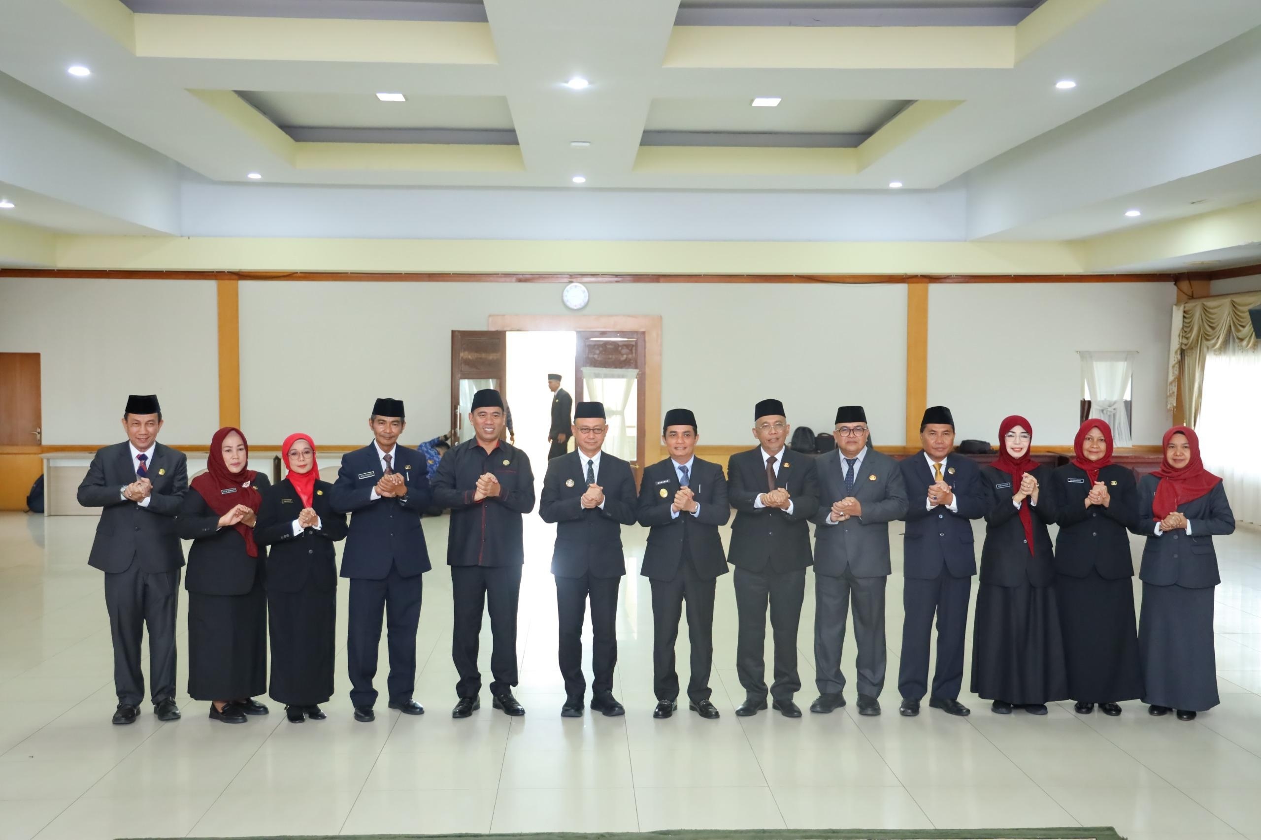 PEJABAT BARU: Wali Kota Pontianak Edi Kamtono berfoto bersama para pejabat yang baru dilantik.
