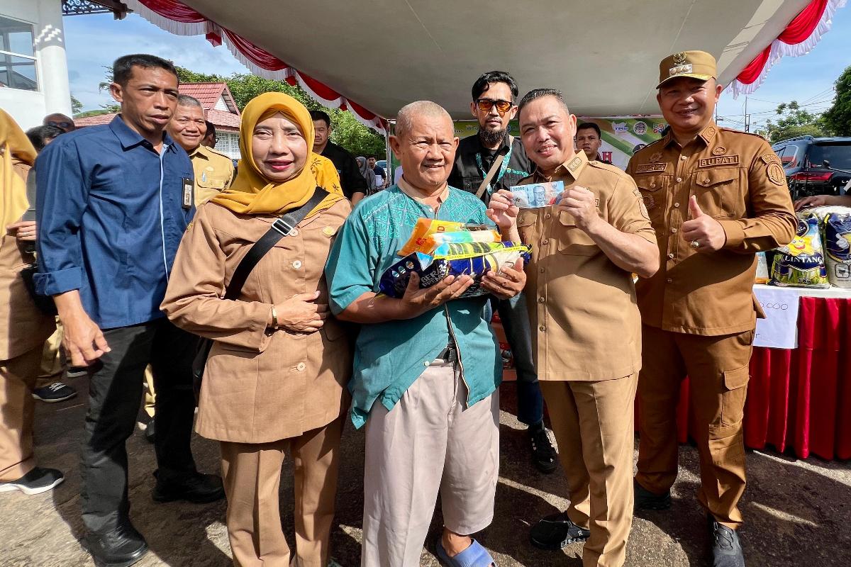 Gubernur Kalimantan Barat Ria Norsan menghadiri pasar murah di Halaman Gedung Pancasila Kabupaten Ketapang, Selasa (18/11).