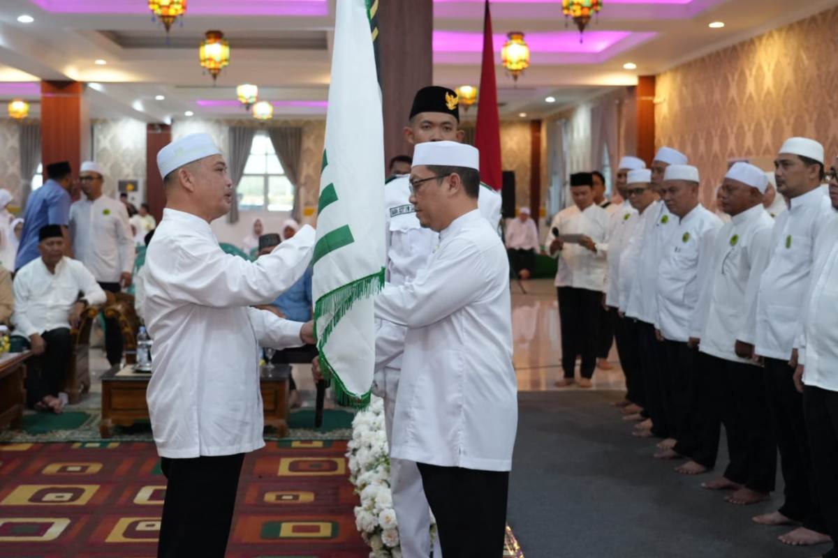 Gubernur Kalimantan Barat, Ria Norsan menyerahkan bendara kepada Ketua IPHI Kabupaten Ketapang terpilih, Zulkarnain dalam proses pelantikan pengurus IPH.