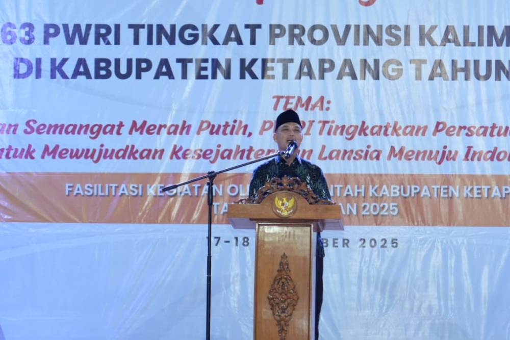 Gubernur Kalimantan Barat Ria Norsan memberikan sambutan sambutan di acara Malam Ramah Tamah sekaligus peringatan HUT PWRI ke-63 Tahun 2025 yang digelar di Balai Sungai Gedang, Kabupaten Ketapang.