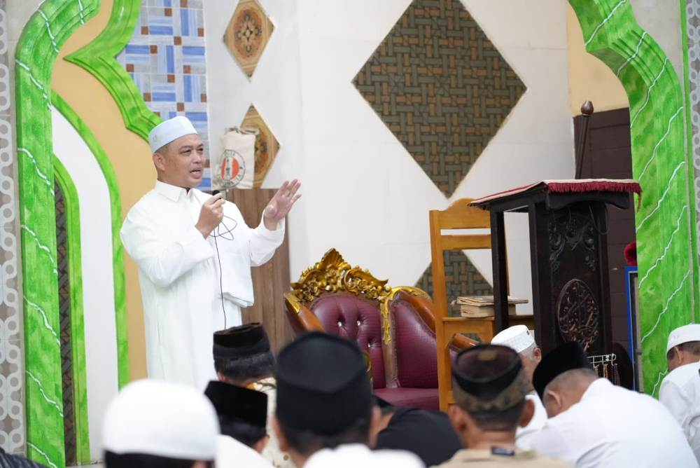 Gubernur Kalimantan Barat Ria Norsan saat memberikan kuliah tujuh menit usai menunaikan salat subuh berjamaah di Masjid Mambaul Khairat.